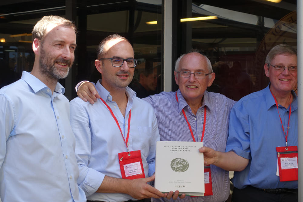 Philip Skingley im Jahr 2016 bei der Präsentation der Festschrift zu Ehren von Andrew Burnett in Taormina. Er ist links im Bild zu sehen. Foto: UK