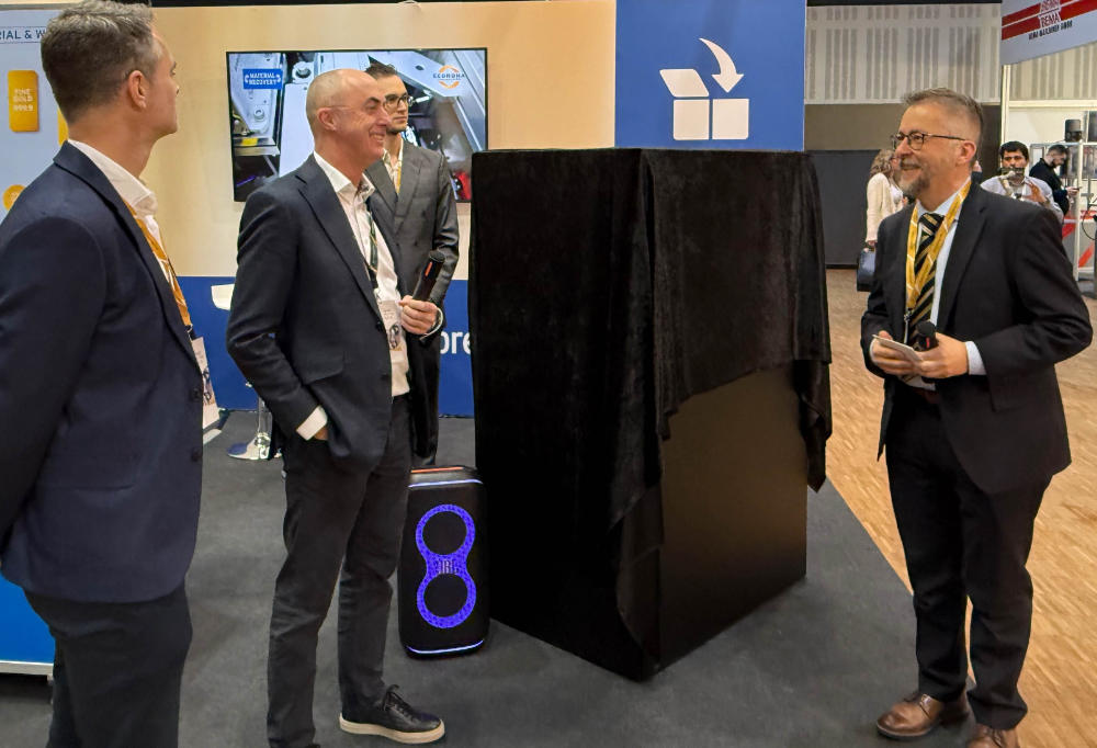 David Brabham (l.) und Thomas Hrach (r.) vor der Enthüllung des Motivs zur ersten Ausgabe der Serie Motorsport Legends. Foto: UK