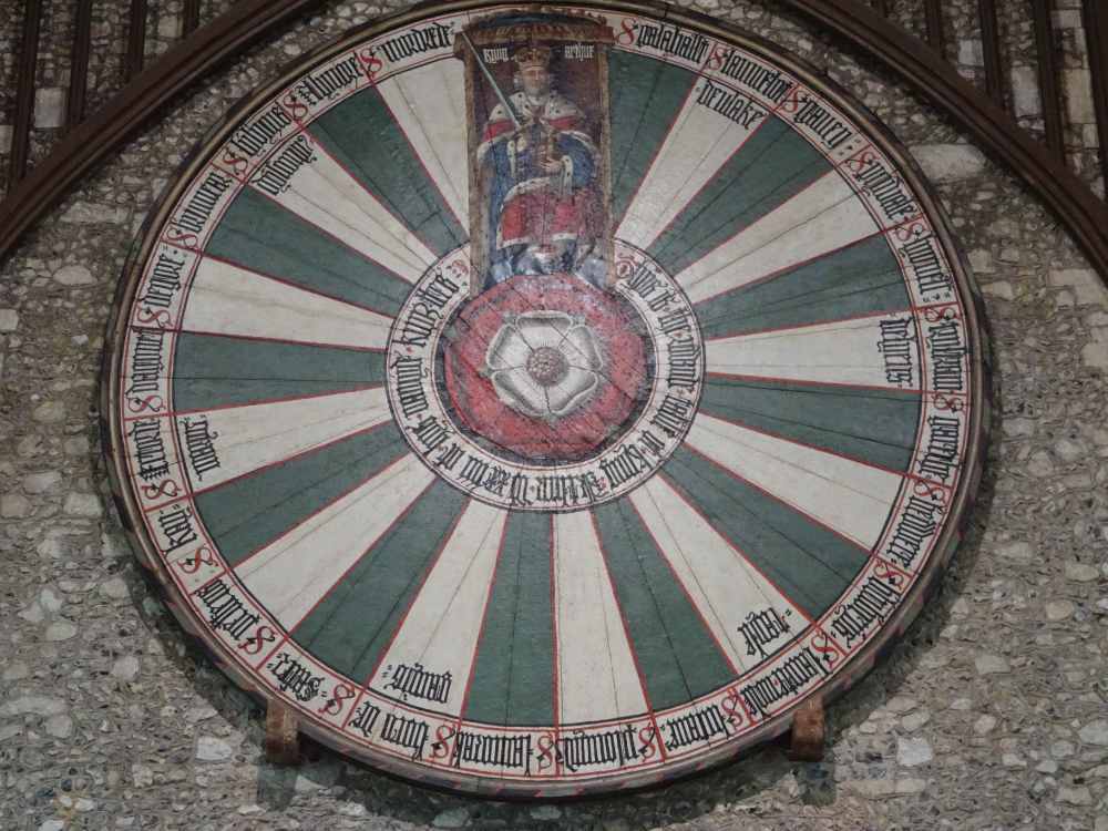 Die Tudor-Rose spielt auch eine zentrale Rolle in der Propaganda Heinrichs VIII. Er ließ den Nachbau des runden Tisches von König Artus mit einer auffälligen Tudor-Rose zieren. Foto: KW