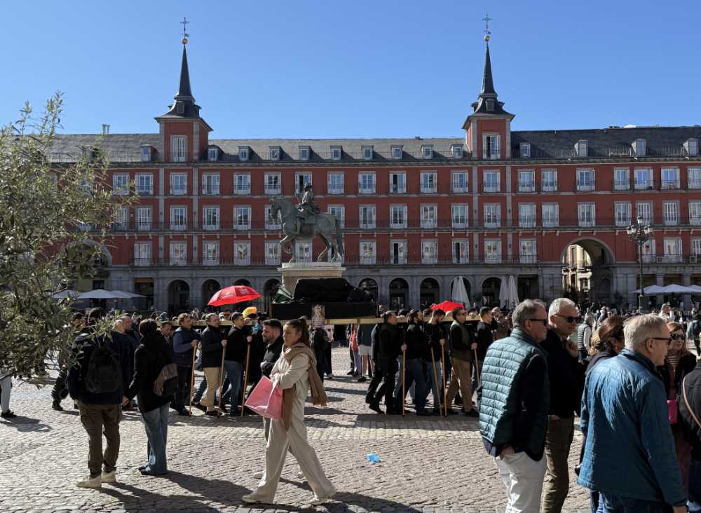 Die Plaza Mayor: Ort des Mercado de Monedas y Sellos, aber auch öffentlicher Platz für die spanische Bevölkerung und unzählige Touristen. Im Hintergrund übt eine Gruppe für die Semana Santa. Foto: KW