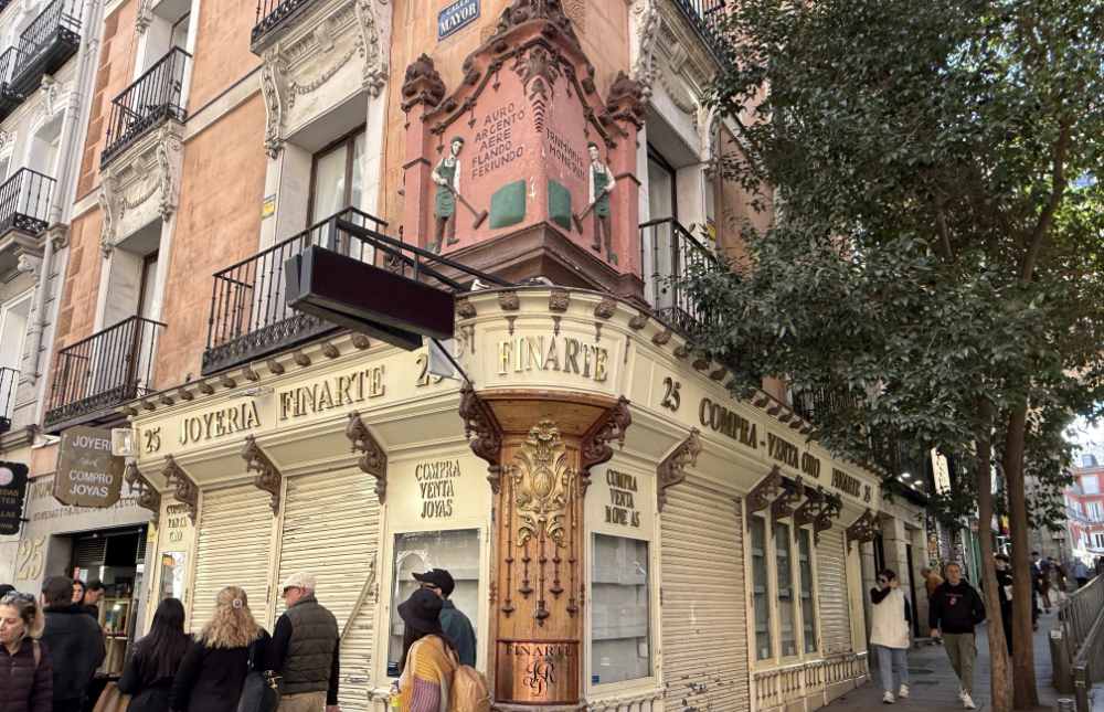 Architekturdetail mit Hinweis auf die römische Münzprägung. Foto: KW