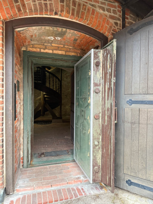 Die heute noch zu sehende, drei Tonnen schwere Tresortür wurde erst nach einem Einbruchsversuch im Jahr 1910 eingebaut. Foto: KW