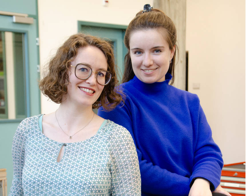 Anouk Röthlisberger (l.) und Fabia Lyrenmann (r.) - Frauen wie sie sind eine Bereicherung für die staatlichen Münzstätten. Foto: Swissmint