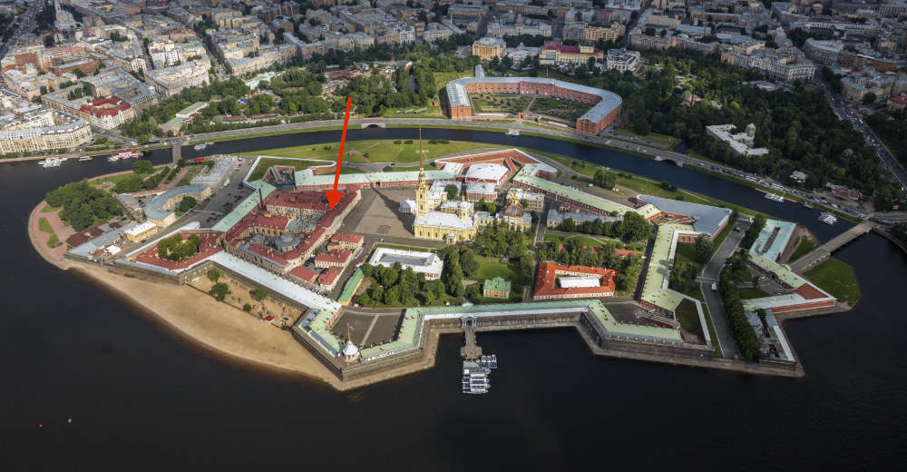 Die Peter-und-Paul-Festung in St. Petersburg, wo sich seit dem 19. Jahrhundert die wichtigste Münzstätte Russlands befindet (roter Pfeil). Foto: Andrew Shiva / Wikipedia / cc-by-sa 4.0