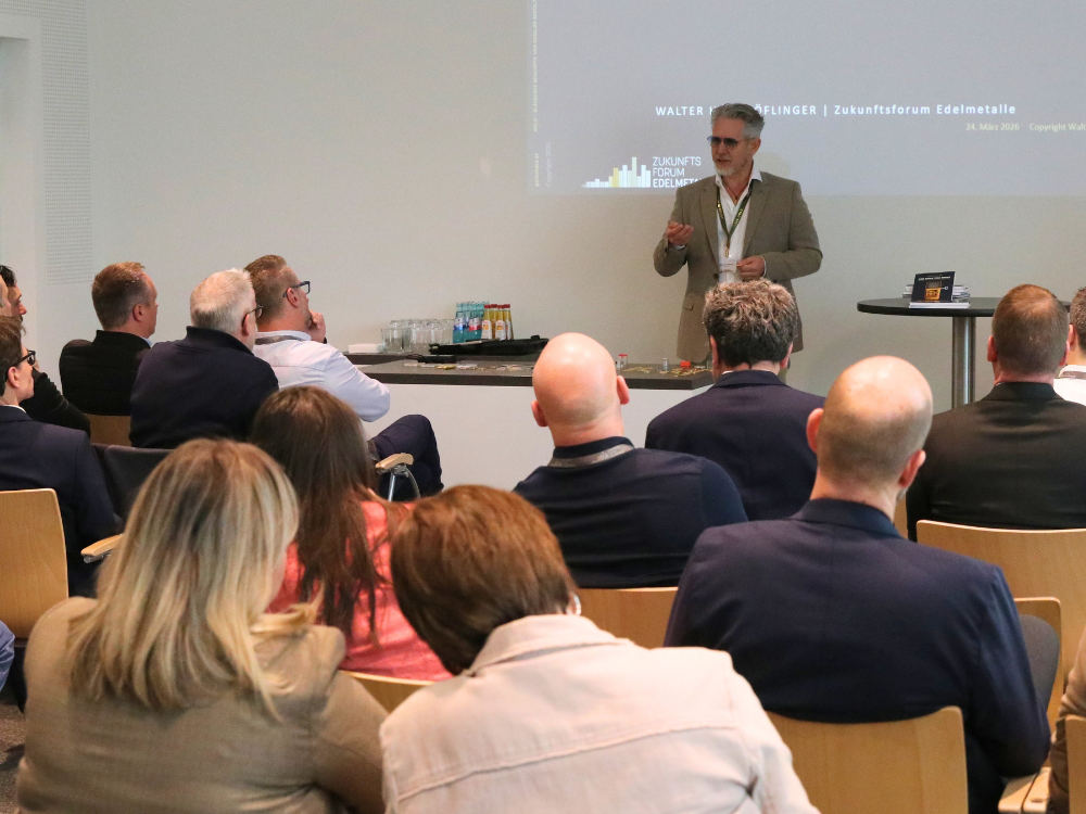 Auf einer Partnerbühne wurden zusätzliche Themen vertieft, hier beispielsweise zum Thema „Münzfälschungen“ mit dem Sachverständigen Walter Hell-Höflinger aus Wien. Foto: Wieschowski