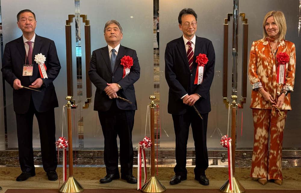 Die TICC wird zeremoniell eröffnet: Das Band durchschneiden Yuji Takeuchi, Präsident der japanischen Münzhändlervereinigung, Naoki Kawamura, Präsident der japanischen Banknotendruckerei, Yasuo Hirai, Präsident der japanischen Münzstätte, und María Isabel Valldecabres Ortiz, Direktorin der spanischen Münzstätte. Foto: UK