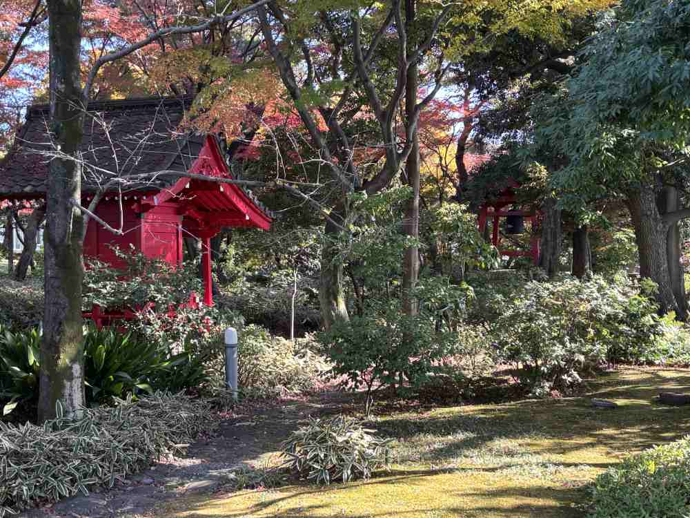 Ein Blick in den japanischen Garten der deutschen Botschaft, im Hintergrund der Glockenturm. Foto: Martin Huth