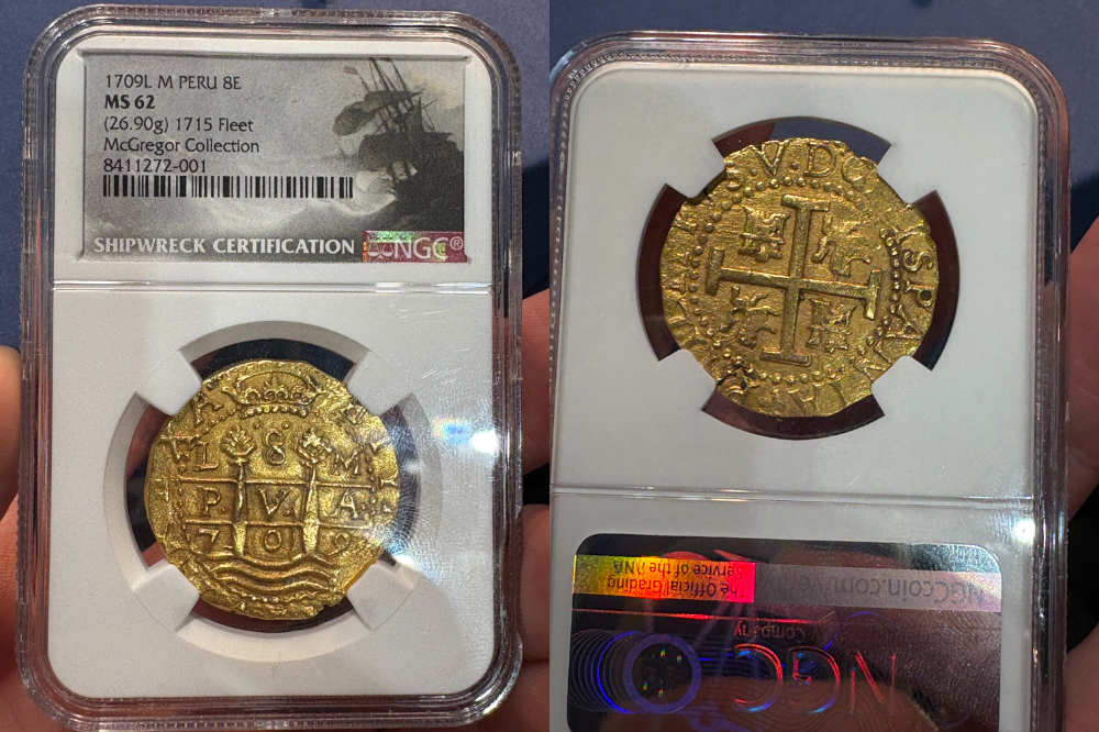 Peru. 8 Escudos, geprägt 1709 in Lima. Aus der Schatzflotte von 1715. Versteigert bei Sedwick & Associates in Winter Park, Florida im November 2025 für 40.500$ inklusive Aufgeld. Selbstverständlich befand sich die Münze nicht mehr im Holder, als sie in Chicago angeboten wurde