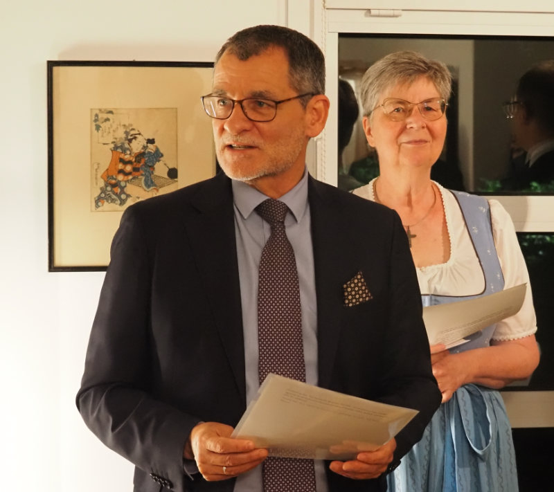 Stellvertretender Botschafter Martin Huth begrüßt seine Gäste. Foto: Goto Kahei