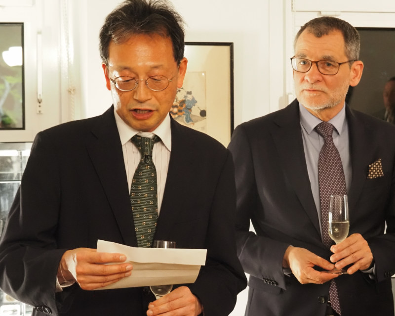 Herr Yasua Hirai, Präsident der japanischen Münzstätte, spricht das traditionelle Kanpai, mit dem ein Fest eröffnet wird. Foto: Goto Kahei