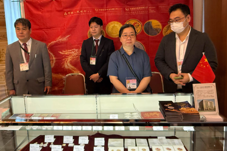 Die Vertreter der China Gold Coin Corporation im Saal der Münzstätten. Foto: UK
