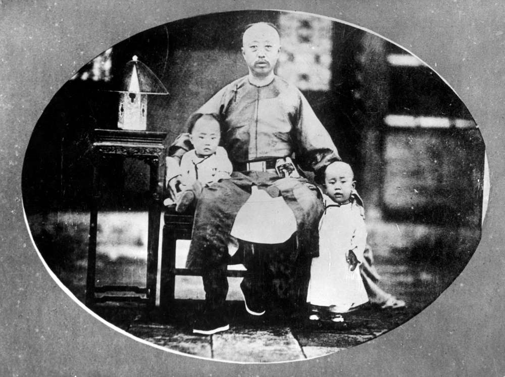 Puyi mit seinem jüngeren Bruder und seinem Vater. Fotographie 1908/9