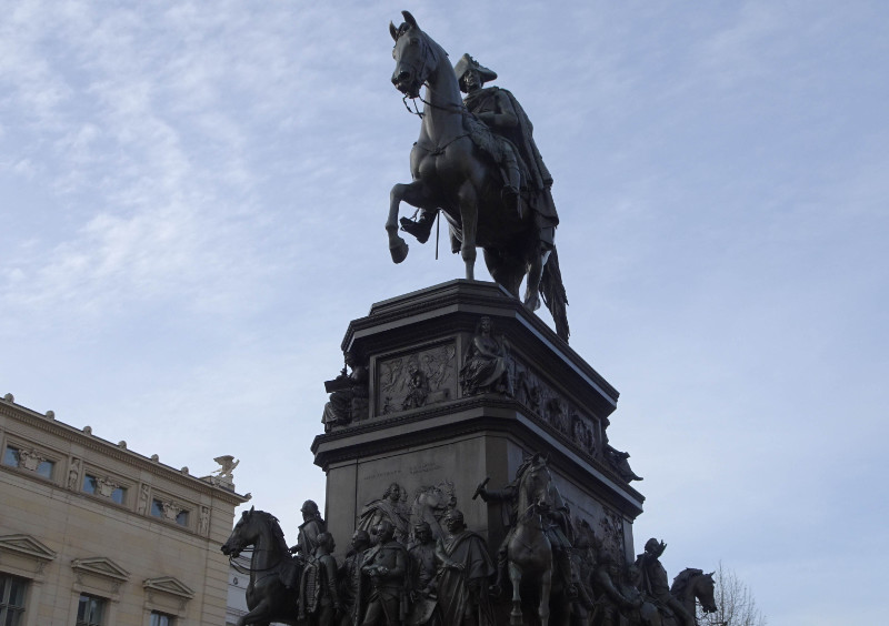 Blick auf das Standbild Friedrichs II. vor der Humboldt-Universität. Foto: KW