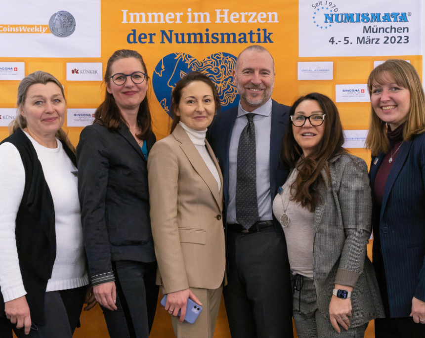 Elena und Manfred Zellner als Teil des Numismata-Teams im Jahr 2023. Sie sind die Zweite und der Dritte von rechts. Foto: MünzenWoche.