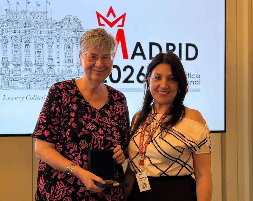 Ana Serrano Hernández übergibt die Premio Lastanosa an Ursula Kampmann. Foto: Inja MacClure.