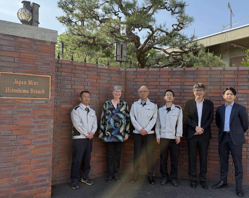 Zu Gast bei der Japan Mint / Zweistelle Hiroshima. Von links nach rechts: Herr Yamaguchi, Deputy Managing Director der Zweigstelle Hiroshima, Ursula Kampmann, Herr Shingu, Managing Director der Zweigstelle Hiroshima, Herr Kawano, Director of General Affairs Division, Hiroshima Branch, Herr Izumi, Senior Officer, und Herr Okudaira, Assistant Manager of Overseas Business Division