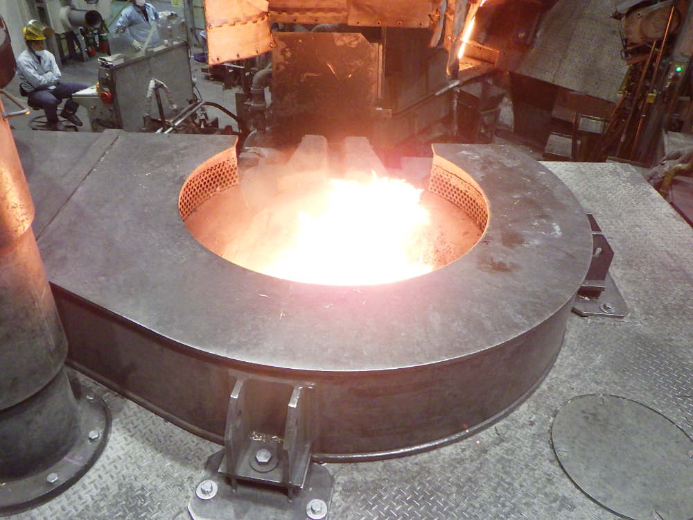 Einer der beiden Hochöfen: hier wird das Metall geschmolzen. Foto: Japan Mint