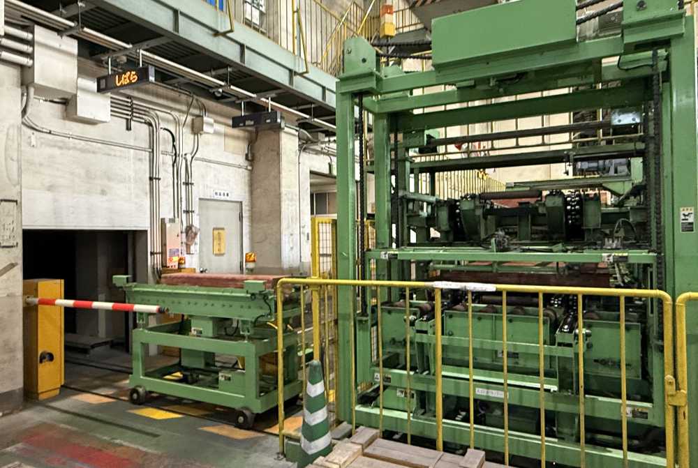 Der Metallbarren wird zum Abkühlen gefahren. Foto: UK