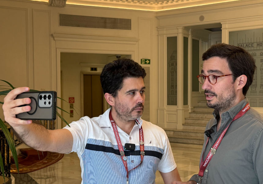Unser Partner Adolfo Ruiz Calleja macht ein Interview mit Veranstalter Jesús Vico. Foto: UK