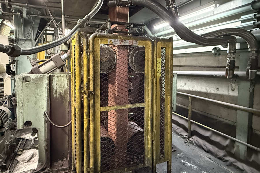 Ein Metallbarren in der Größe eines mächtigen Holzbalkens. Foto: UK