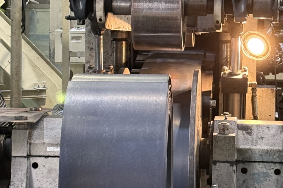 Die Coils werden nachbehandelt, indem sie einer Maschine zugeführt werden, die ihre Oberfläche entfernt. Foto: UK
