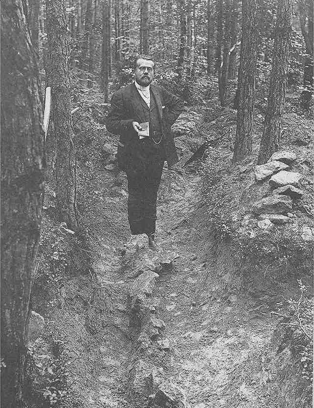 Gustav Sixt, Numismatiker, Archäologe und Mitglied der Reichs-Limeskommission, steht im Palisadengraben bei Gleichen. Foto: Elsbeth Sixt / 2. August 1904.