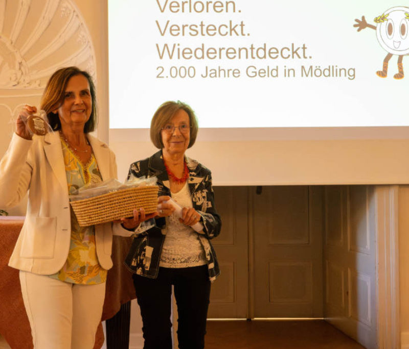 Eleonore Strebl und Obfrau Helga Stangler (v.l.n.r.) eröffnen die Ausstellung. Foto: Jasmin Wagner