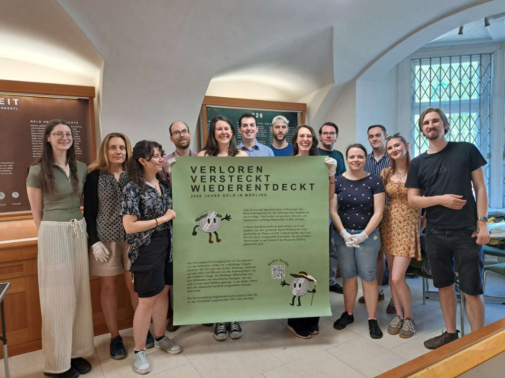 Die Studierenden mit Max Resch und Helmut Lotz kurz vor der Eröffnung. Foto: Barbara Sambor (Museum Mödling)