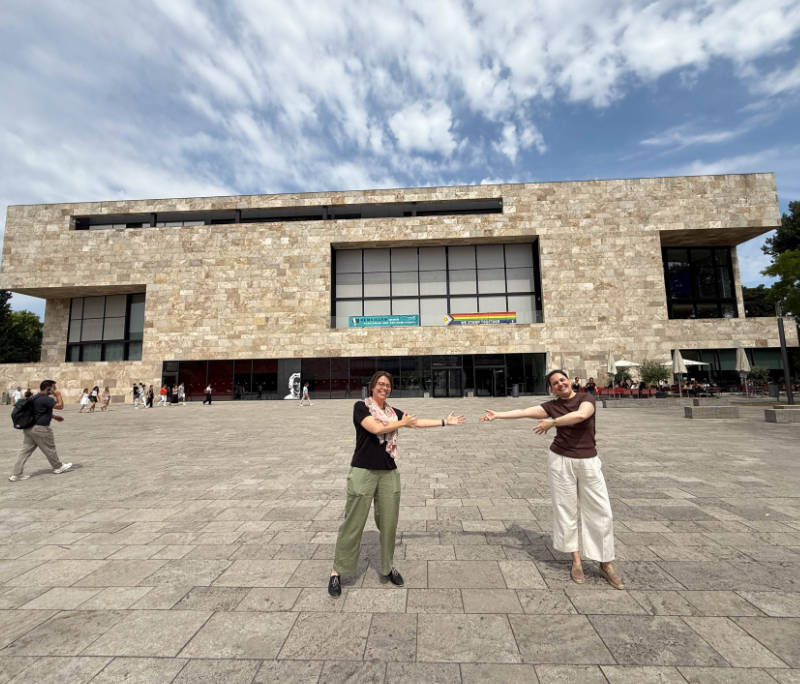 Fleur Kemmers und Julia Hanelt laden alle Münzbegeisterten weltweit vom 12. bis zum 17. September 2027 zum Internationalen Numismatischen Kongress nach Frankfurt ein. Foto: UK.