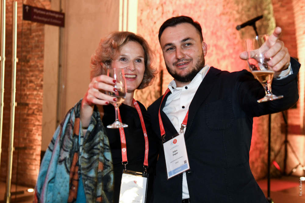 Ute Wartenberg, Präsidentin des INC, und ihr polnischer Kollege Adam Degler treffen sich beim letzten INC in Warschau im Jahr 2022. Foto: Katarzyna Rainka; INC / Warschau.