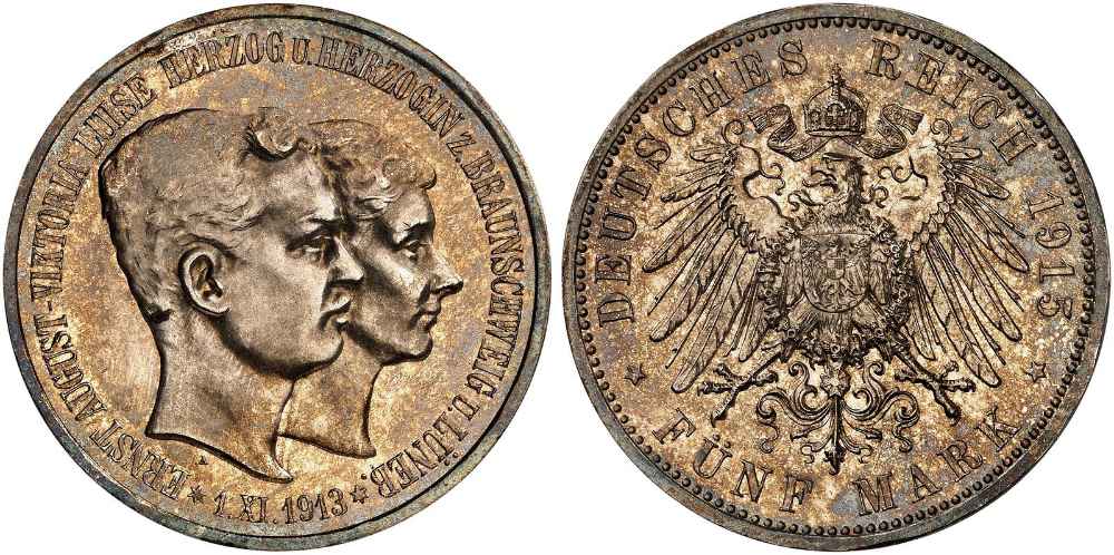 Eine Tönung, die sich eher auf Brauntöne beschränkt: Braunschweig. Ernst August. 5 Mark 1915. Polierte Platte. Startpreis: 500 Euro. Aus Auktion Heidelberger Münzhandlung 94 (10.-12. November 2026), Nr. 3124.