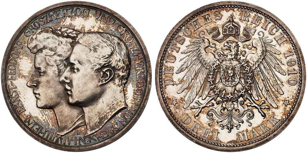 Ein typischer Fall, bei dem das Foto der Patina einfach keine Gerechtigkeit angedeihen lässt. Was in der Hand lebendig schillernde Töne sind, wird auf dem Foto zu Flecken. Sachsen-Weimar-Eisenach. Wilhelm Ernst. 3 Mark 1910. Polierte Platte. Startpreis: 120 Euro. Aus Auktion Heidelberger Münzhandlung 94 (10.-12. November 2026), Nr. 3841.