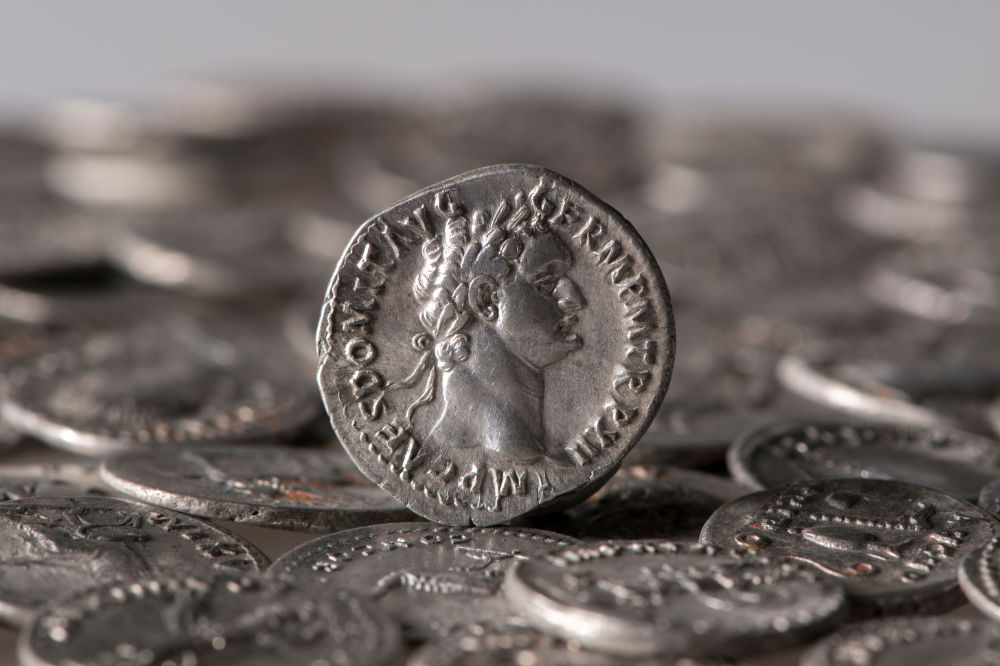 Ein letzter Blick auf den Fund mit einem besonders gut erhaltenen Denar des Domitian im Vordergrund. Foto: Marcel Zanjani / LVR-Amt für Bodendenkmalpflege im Rheinland.