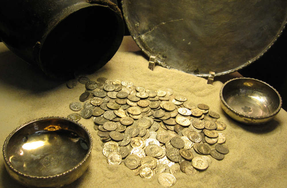 Militärkasse von Niederbiber mit 889 Antoninianen, vergraben um 260 n. Chr. Foto: KW.